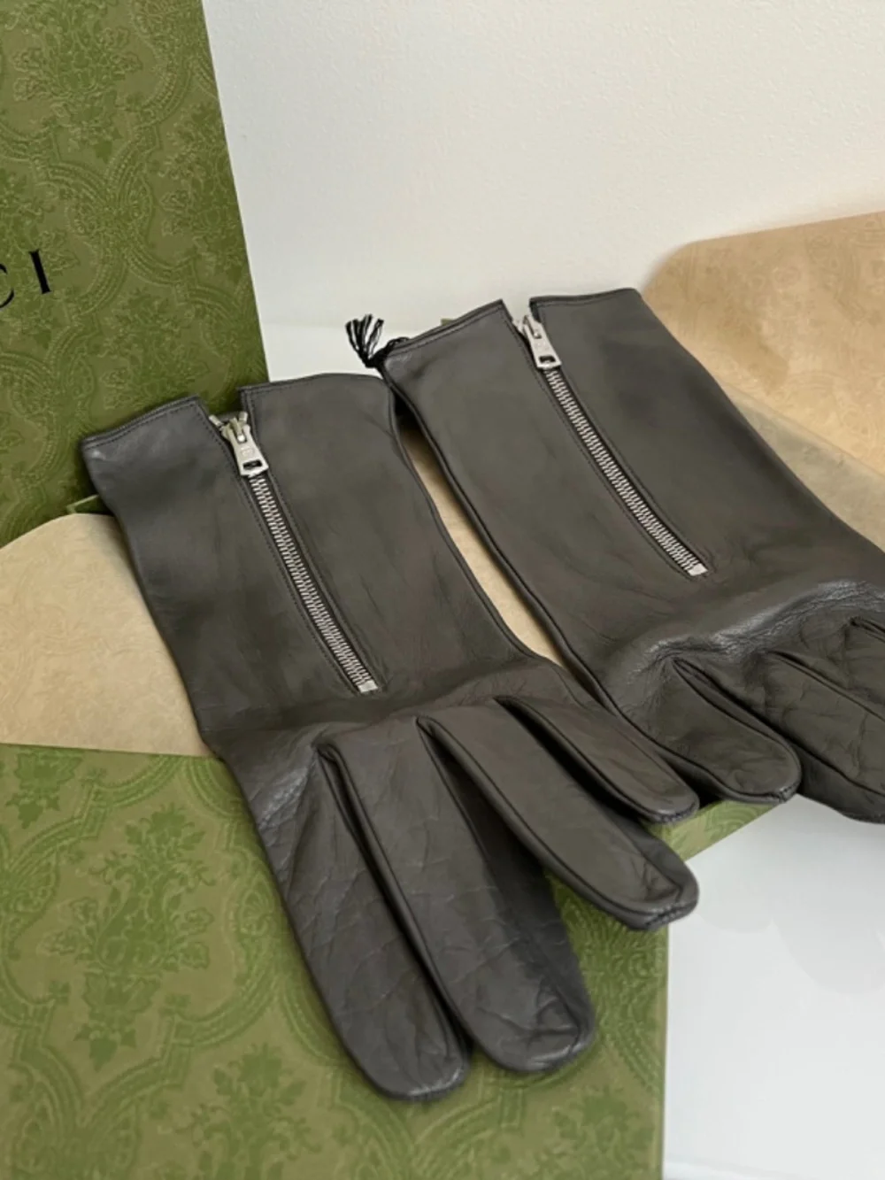 Gucci Lambskin Leather Gloves with Zipper Size L Silk Lining $900 Retail Unisex